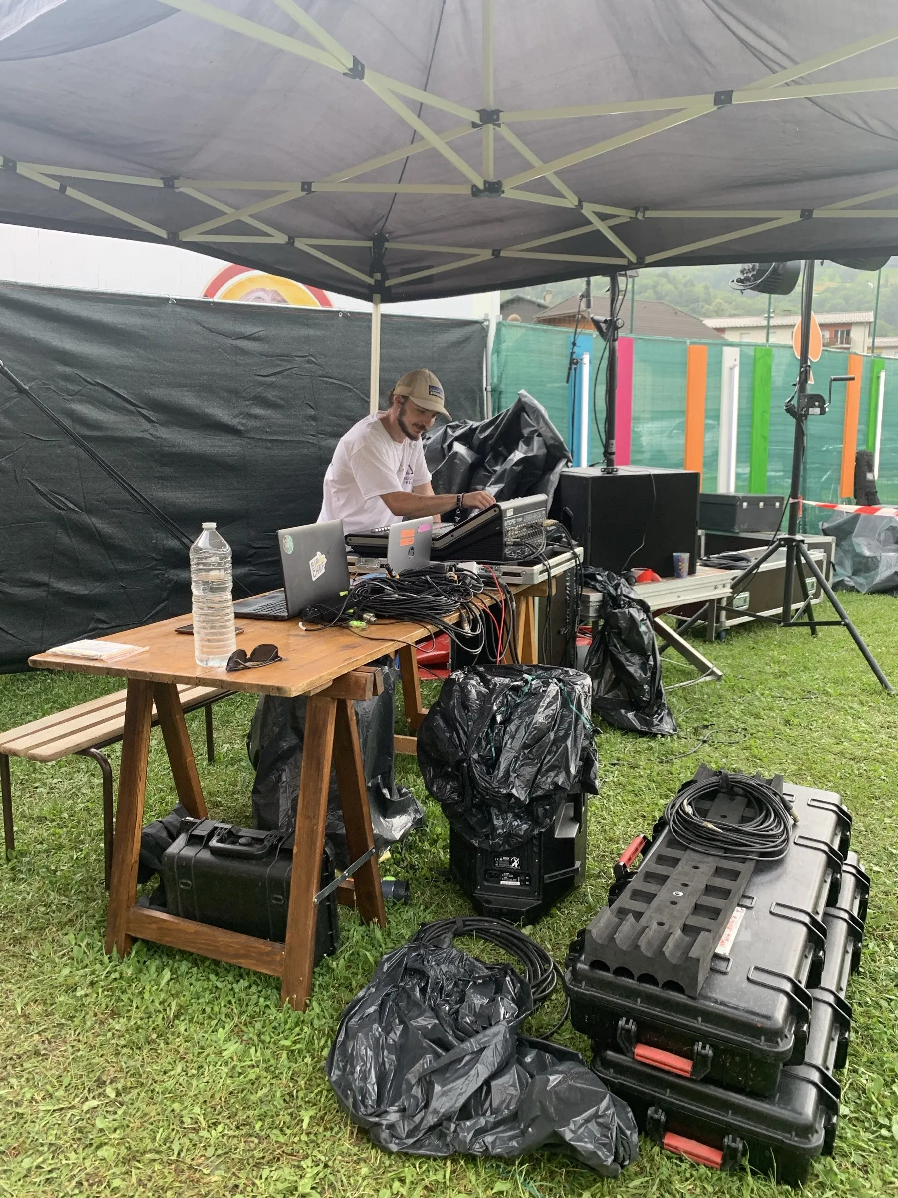 Régie son installée sous une tente de festival