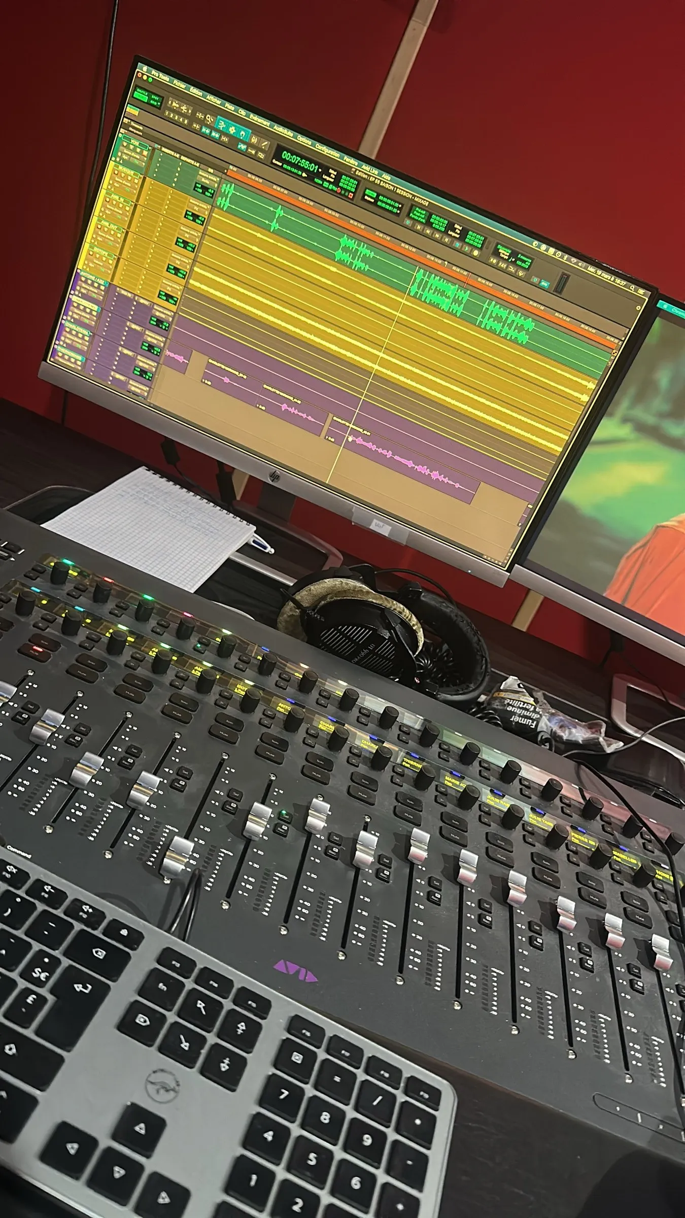 Console de mixage éclairée en studio
