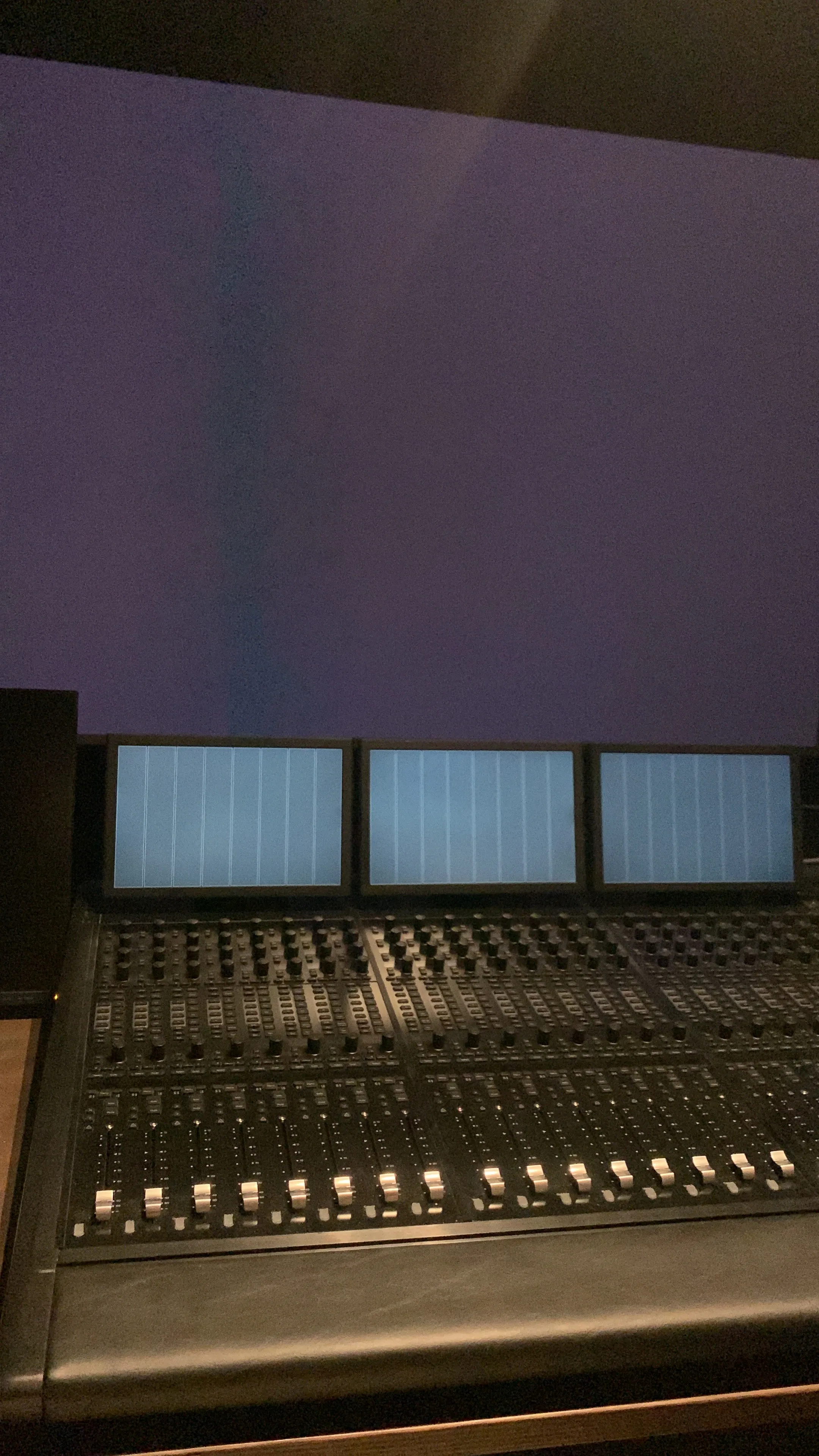 Console de mixage dans un auditorium plongé dans le noir