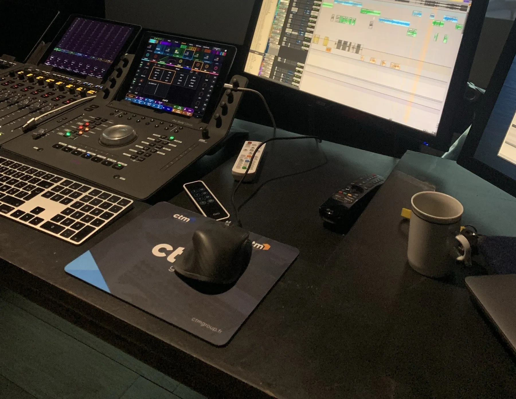 Poste de mixage avec console et session Pro Tools
